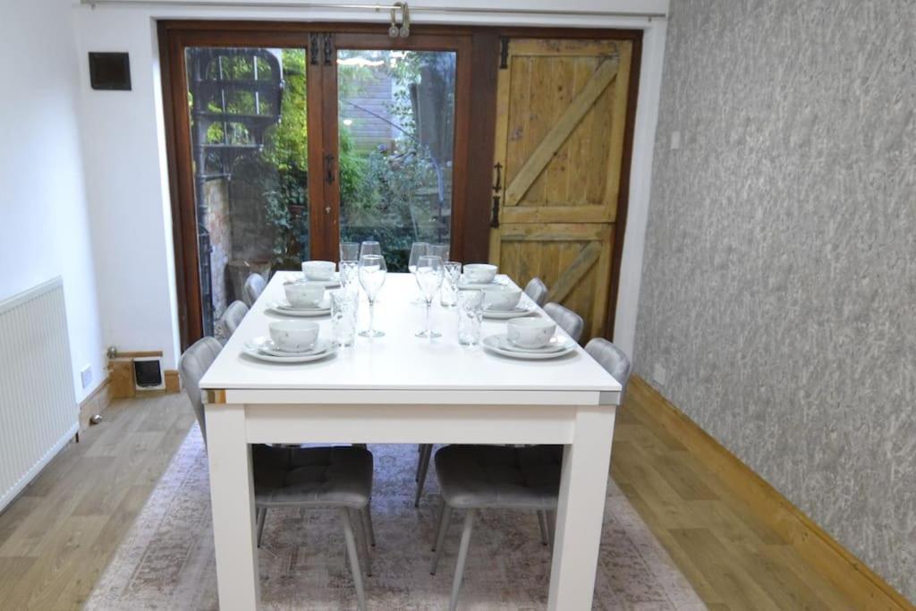 The Hive 4 Bed House Pool Table Air-Con Villa Maidstone Bagian luar foto