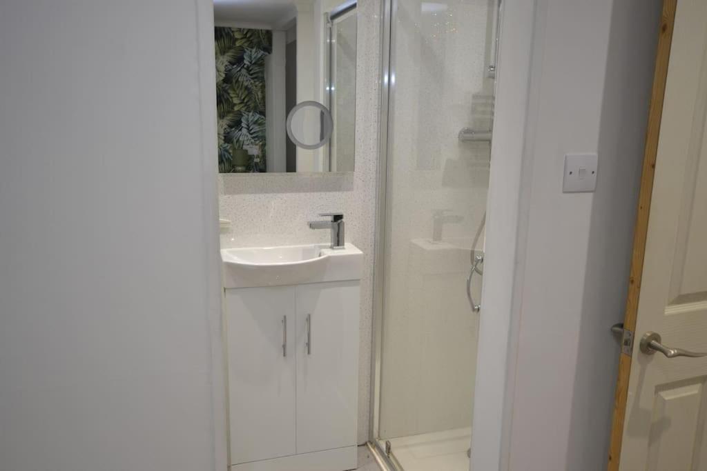 The Hive 4 Bed House Pool Table Air-Con Villa Maidstone Bagian luar foto