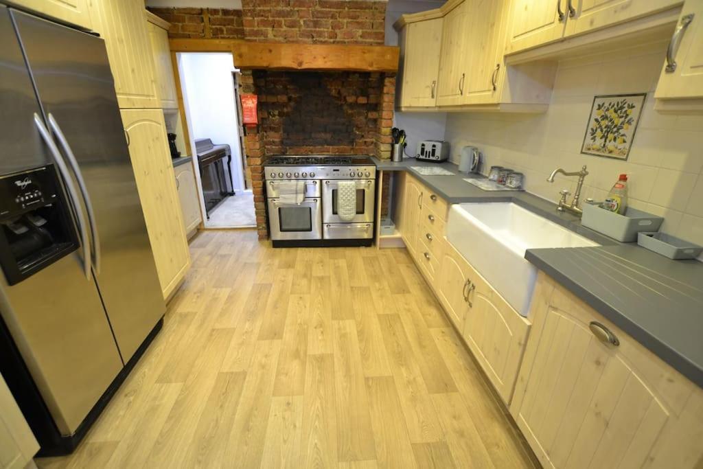 The Hive 4 Bed House Pool Table Air-Con Villa Maidstone Bagian luar foto