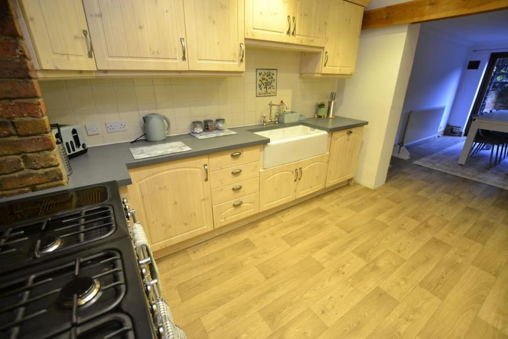 The Hive 4 Bed House Pool Table Air-Con Villa Maidstone Bagian luar foto
